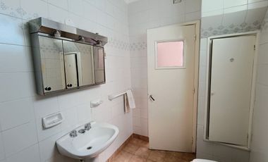 CASA AL FRENTE EN PH A LA VENTA S/URQUIZA