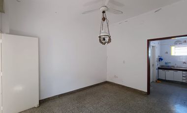 CASA AL FRENTE EN PH A LA VENTA S/URQUIZA