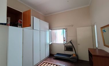 CASA AL FRENTE EN PH A LA VENTA S/URQUIZA