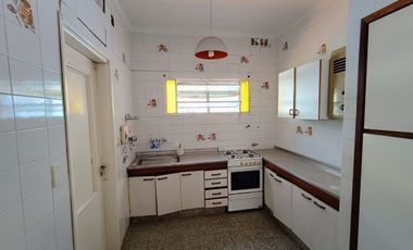CASA AL FRENTE EN PH A LA VENTA S/URQUIZA