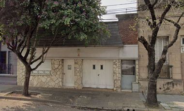 CASA AL FRENTE EN PH A LA VENTA S/URQUIZA