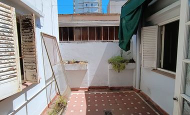 CASA AL FRENTE EN PH A LA VENTA S/URQUIZA