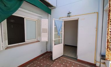CASA AL FRENTE EN PH A LA VENTA S/URQUIZA