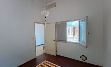 CASA AL FRENTE EN PH A LA VENTA S/URQUIZA