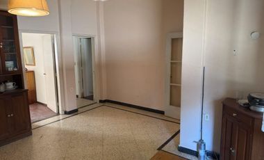 CASA AL FRENTE EN PH A LA VENTA S/URQUIZA