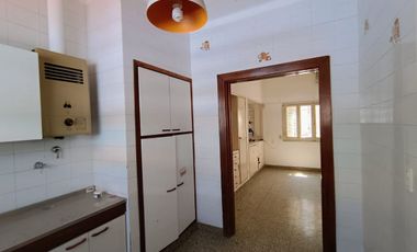 CASA AL FRENTE EN PH A LA VENTA S/URQUIZA