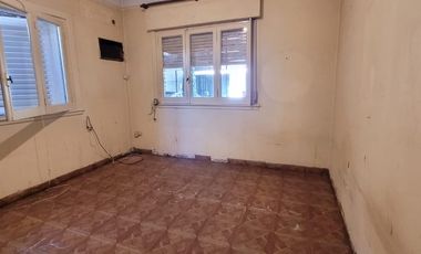 VENTA RAMOS MEJIA DEPOSITO CON DOS CASAS EN LOTE