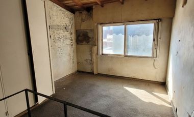 VENTA RAMOS MEJIA DEPOSITO CON DOS CASAS EN LOTE
