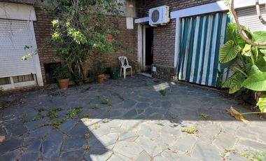 VENTA RAMOS MEJIA DEPOSITO CON DOS CASAS EN LOTE