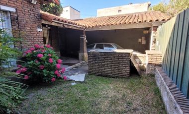 VENTA RAMOS MEJIA DEPOSITO CON DOS CASAS EN LOTE