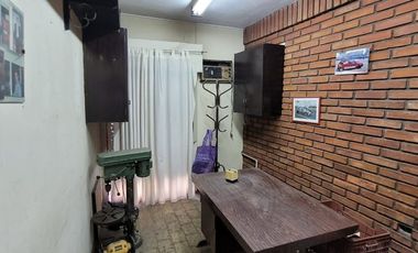 VENTA RAMOS MEJIA DEPOSITO CON DOS CASAS EN LOTE