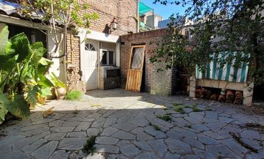 VENTA RAMOS MEJIA DEPOSITO CON DOS CASAS EN LOTE
