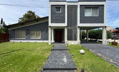 Casa 4 ambientes con pileta y quincho en Canning
