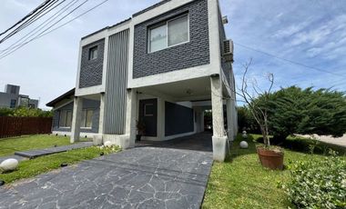 Casa 4 ambientes con pileta y quincho en Canning