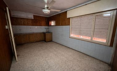 CASA + DOS LOCALES EN VENTA SOBRE AV. BLAS PARERA