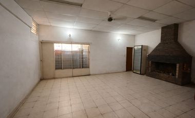 CASA + DOS LOCALES EN VENTA SOBRE AV. BLAS PARERA