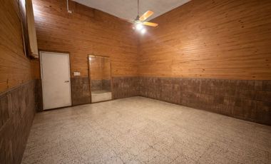 CASA + DOS LOCALES EN VENTA SOBRE AV. BLAS PARERA