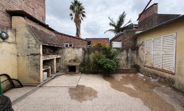 CASA + DOS LOCALES EN VENTA SOBRE AV. BLAS PARERA
