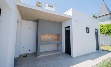 Casa a estrenar con patio verde en Guadalupe