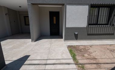 Casa a estrenar con patio verde en Guadalupe