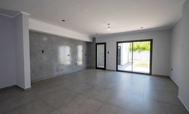 Casa a estrenar con patio verde en Guadalupe