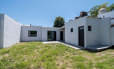 Casa a estrenar con patio verde en Guadalupe