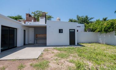 Casa a estrenar con patio verde en Guadalupe