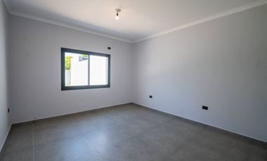 Casa a estrenar con patio verde en Guadalupe
