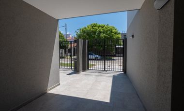 Casa a estrenar con patio verde en Guadalupe