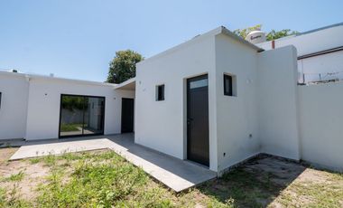 Casa a estrenar con patio verde en Guadalupe