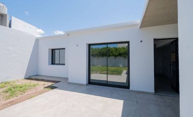 Casa a estrenar con patio verde en Guadalupe