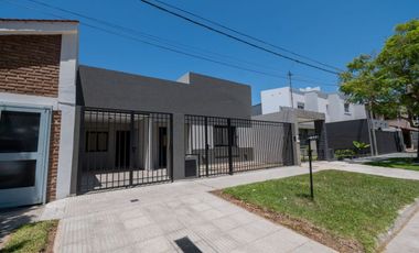 Casa a estrenar con patio verde en Guadalupe