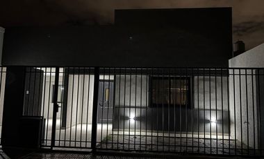 Casa a estrenar con patio verde en Guadalupe