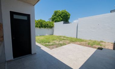 Casa a estrenar con patio verde en Guadalupe