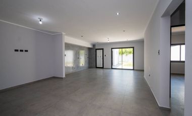 Casa a estrenar con patio verde en Guadalupe
