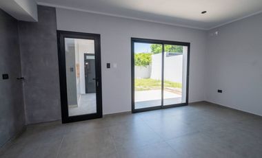 Casa a estrenar con patio verde en Guadalupe