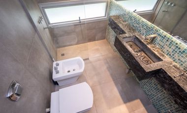 REMAX VENDE CASA IMPONENTE EN COUNTRY LOS MOLINOS