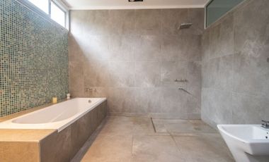 REMAX VENDE CASA IMPONENTE EN COUNTRY LOS MOLINOS