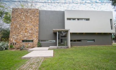 REMAX VENDE CASA IMPONENTE EN COUNTRY LOS MOLINOS