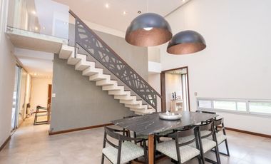 REMAX VENDE CASA IMPONENTE EN COUNTRY LOS MOLINOS