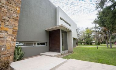 REMAX VENDE CASA IMPONENTE EN COUNTRY LOS MOLINOS