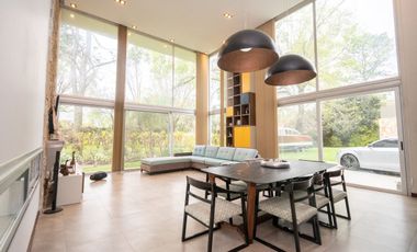 REMAX VENDE CASA IMPONENTE EN COUNTRY LOS MOLINOS