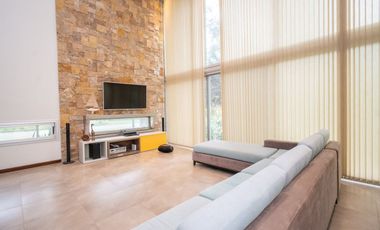 REMAX VENDE CASA IMPONENTE EN COUNTRY LOS MOLINOS