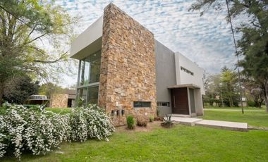 REMAX VENDE CASA IMPONENTE EN COUNTRY LOS MOLINOS