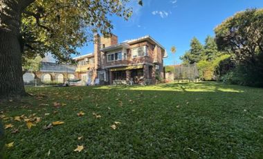 ALQUILA CASA 7 AMBIENTES, COCHERA Y PILETA QUILMES