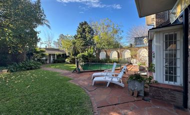 ALQUILA CASA 7 AMBIENTES, COCHERA Y PILETA QUILMES