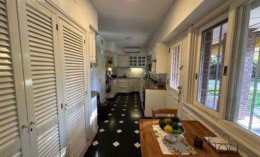 ALQUILA CASA 7 AMBIENTES, COCHERA Y PILETA QUILMES