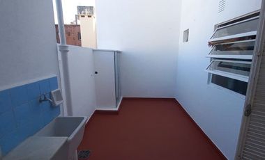 Depto. 4 Ambientes, 2 Baños, patio y balcón.Centro