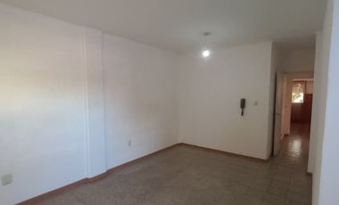Depto. 4 Ambientes, 2 Baños, patio y balcón.Centro