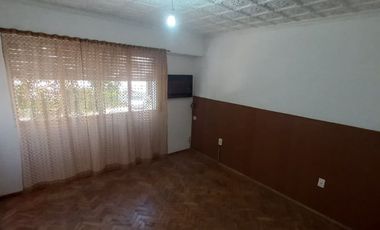 Depto. 4 Ambientes, 2 Baños, patio y balcón.Centro